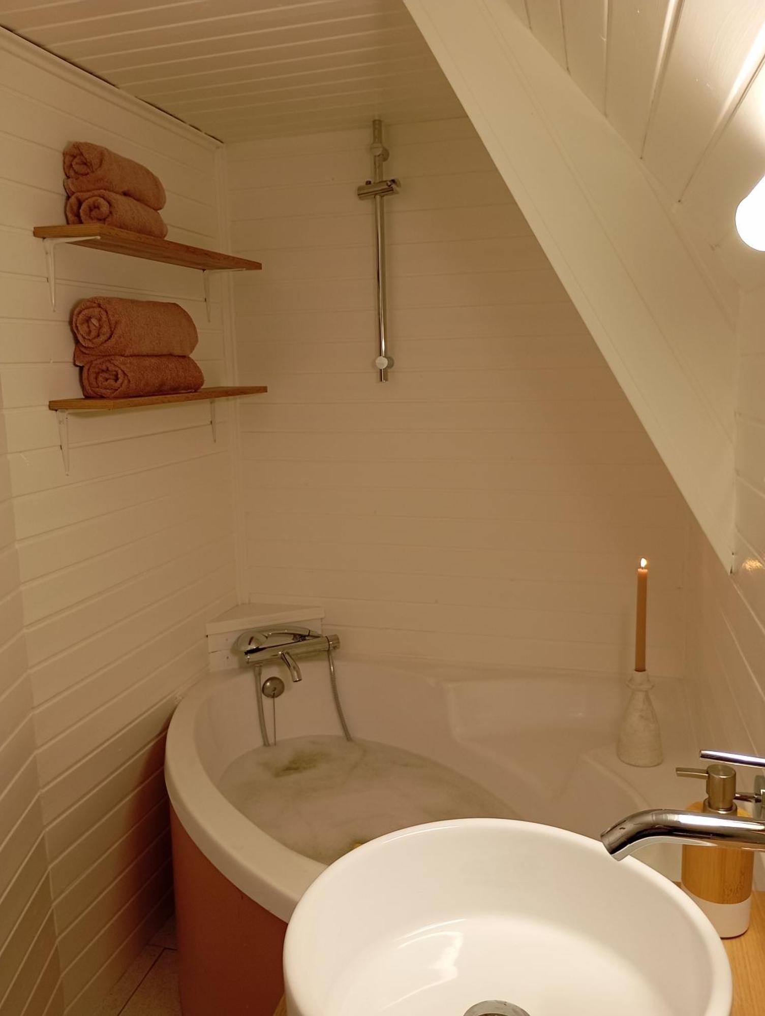 Apartment Escapade Romantique Sous Les Toits De Kereon - Centre Historique, Rue Pietonne *